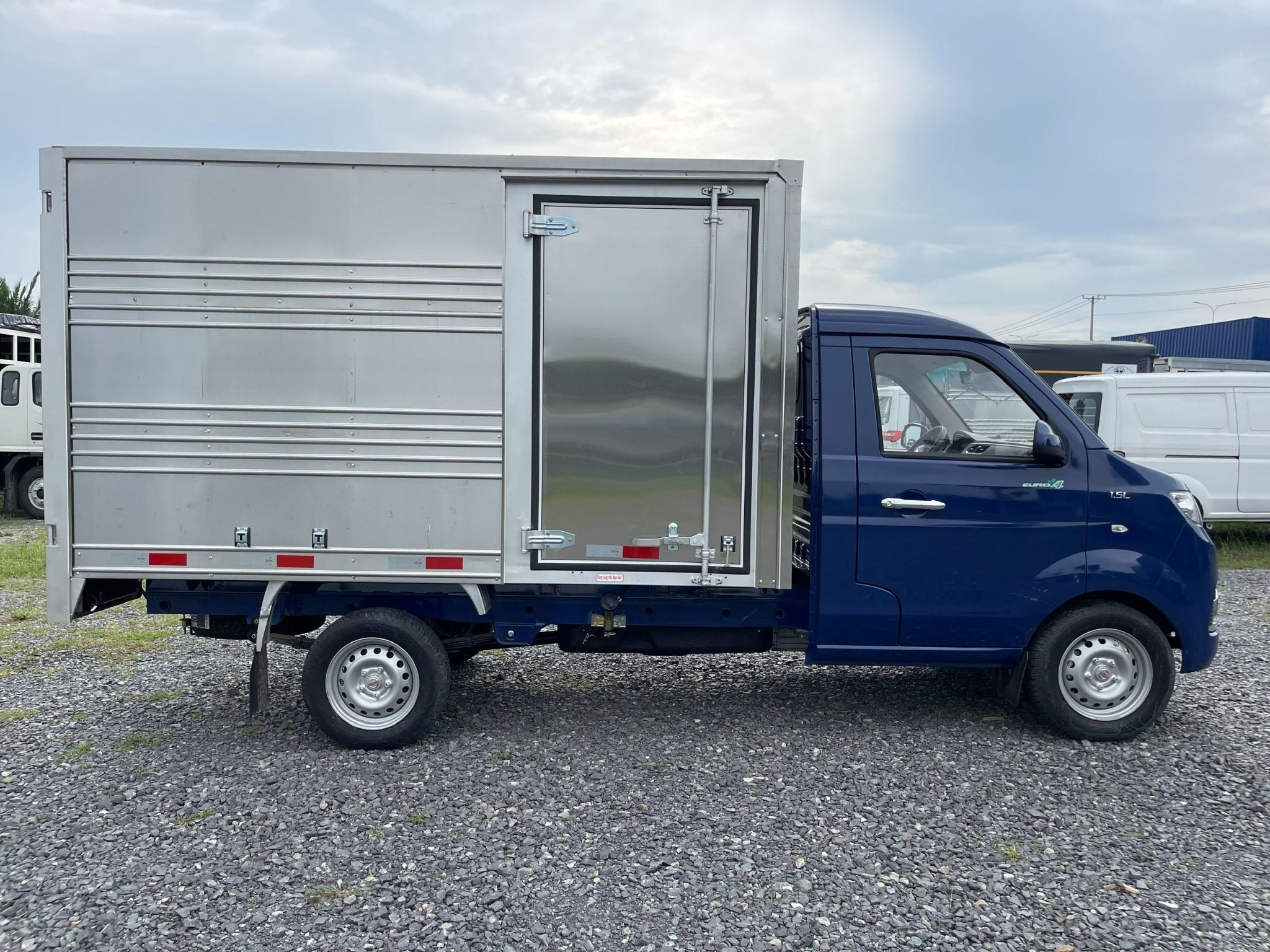XE TẢI SRM T30 940KG THÙNG KÍN 2.9M