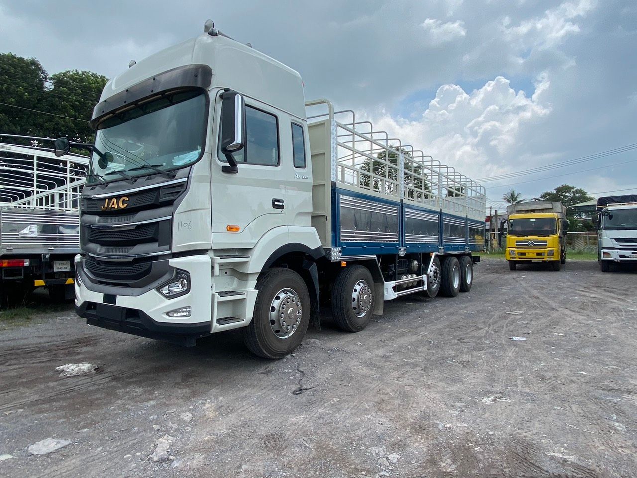 XE TẢI JAC A5 5 CHÂN 10x4 NHẬP KHẨU