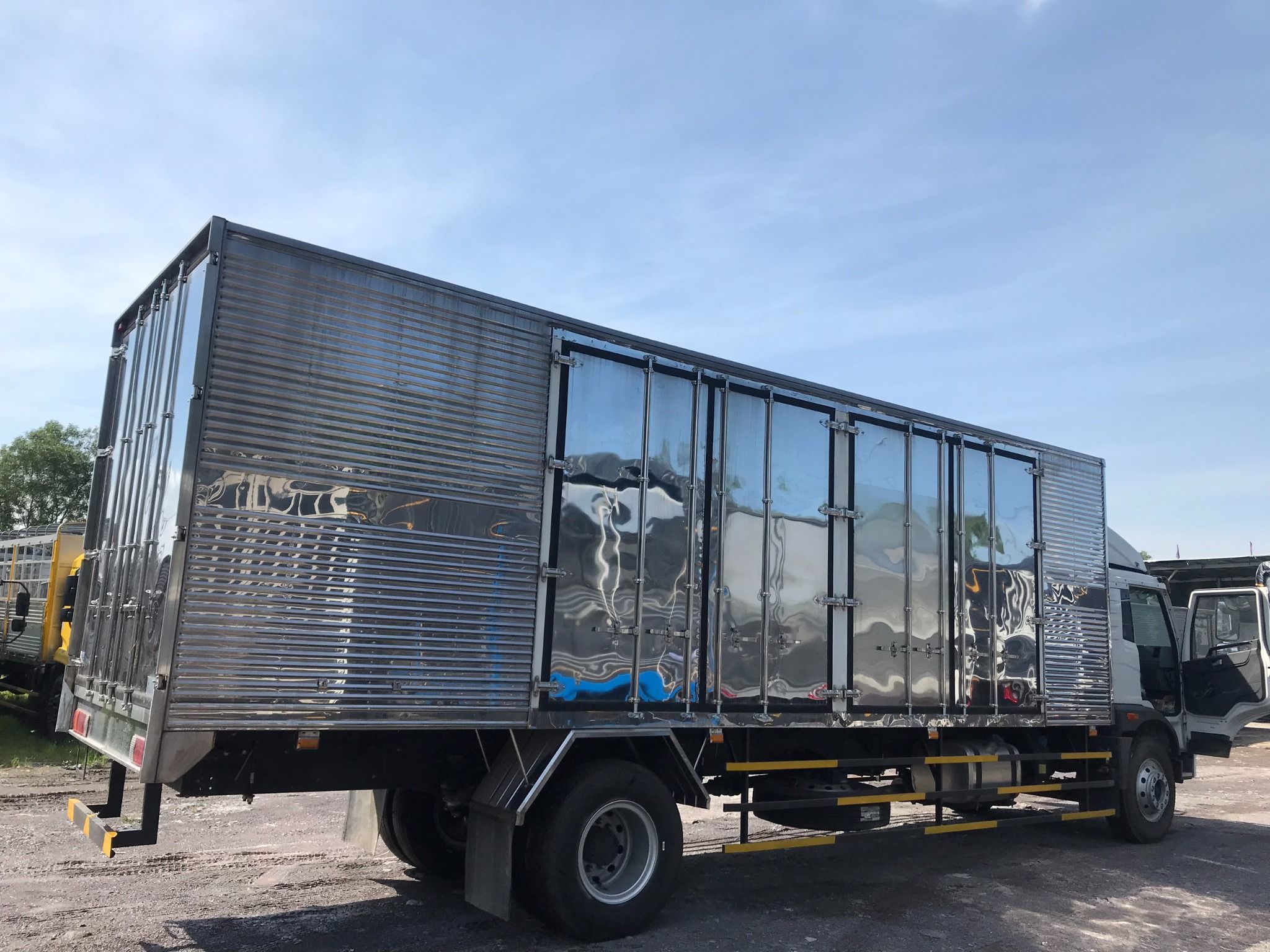 XE TẢI GP FAW 8.1 TẤN THÙNG KÍN 8.3 MÉT