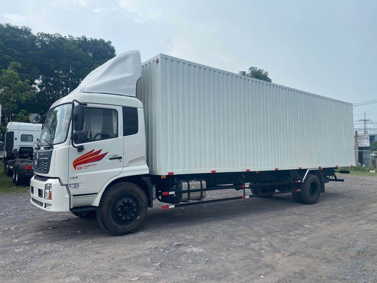XE TẢI 8 TẤN CHỞ PALLET CHỨA CẤU KIỆN ĐIỆN TỬ DONGFENG B180