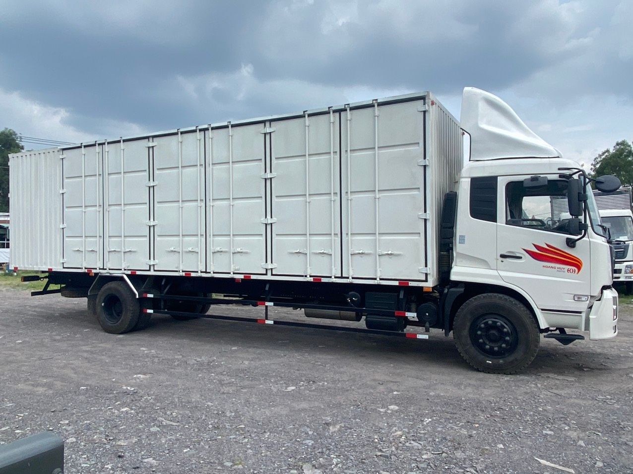 XE TẢI 8 TẤN CHỞ PALLET CHỨA CẤU KIỆN ĐIỆN TỬ DONGFENG B180