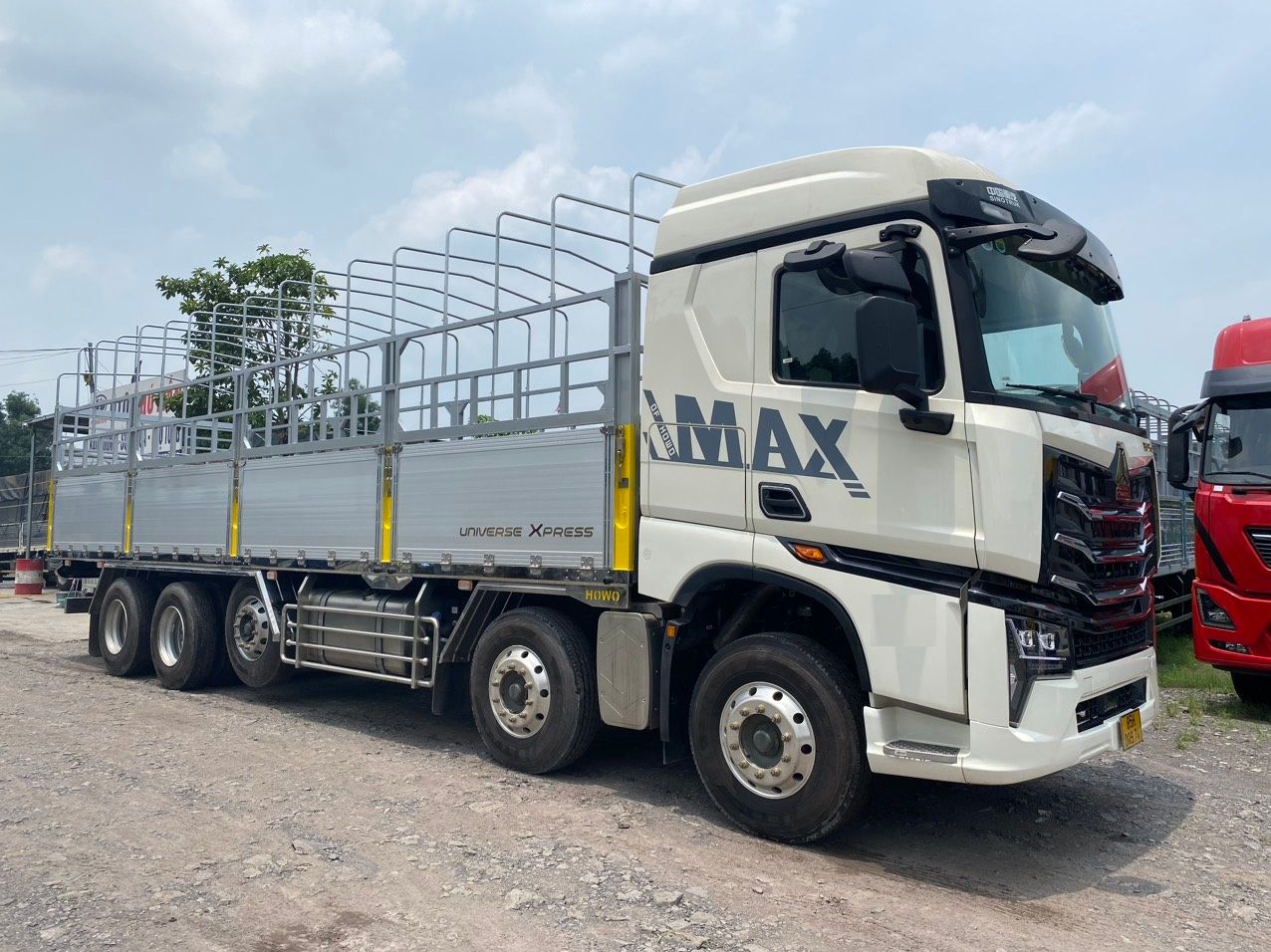 XE HOWO MAX 5 CHÂN THÙNG BỬNG NHÔM