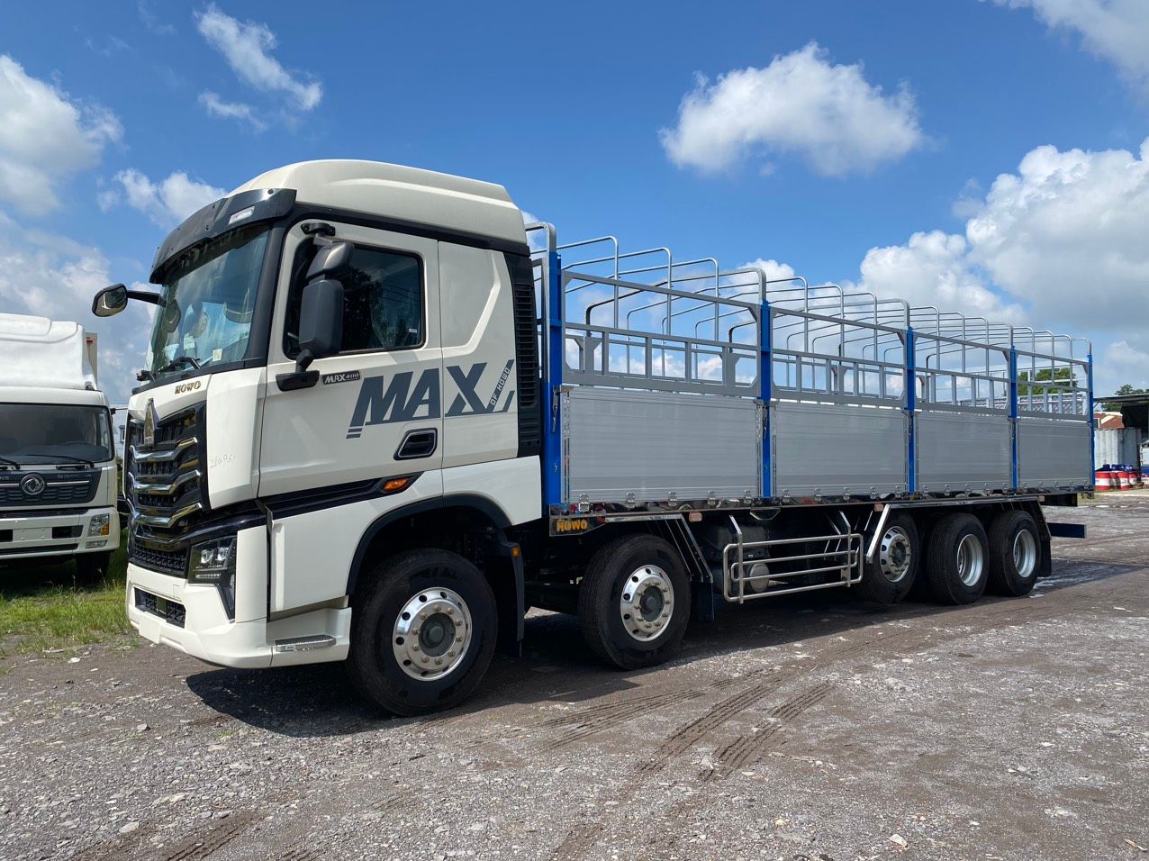 XE HOWO MAX 5 CHÂN THÙNG BỬNG NHÔM