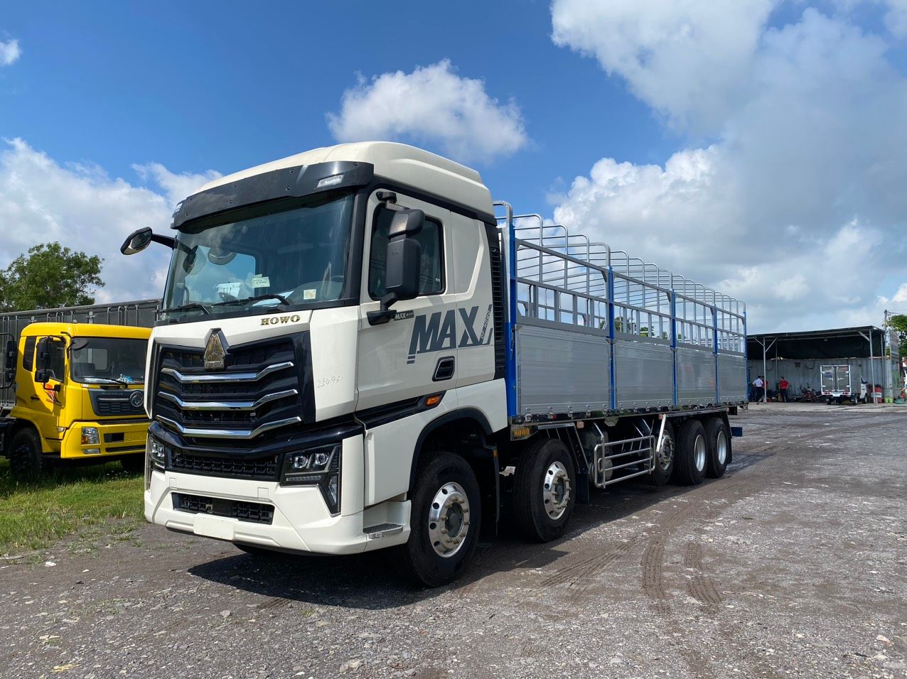 XE HOWO MAX 5 CHÂN THÙNG BỬNG NHÔM