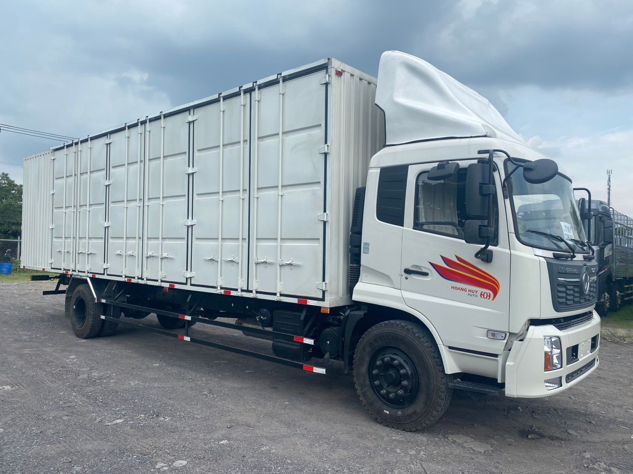 XE TẢI 8 TẤN CHỞ PALLET CHỨA CẤU KIỆN ĐIỆN TỬ DONGFENG B180