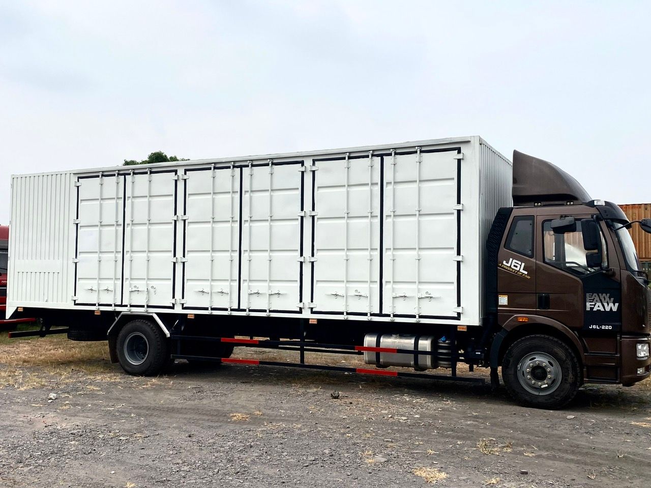 XE TẢI FAW J6L220 THÙNG CHỞ PALLET CHỨA CẤU KIỆN ĐIỆN TỬ