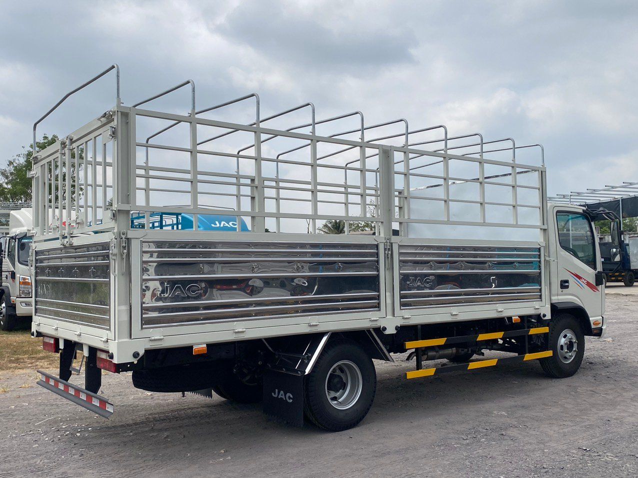 XE TẢI JAC 3T5 THÙNG 5,2 MÉT ĐỘNG CƠ ĐỨC