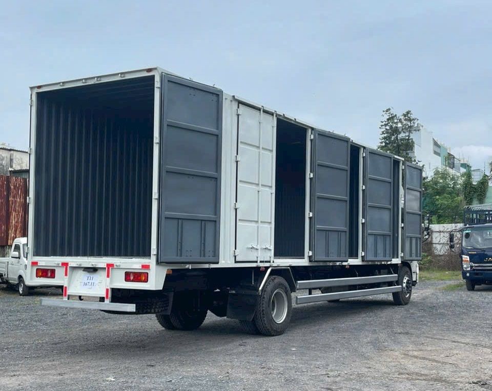 XE TẢI 8 TẤN CHỞ PALLET CHỨA CẤU KIỆN ĐIỆN TỬ DONGFENG B180