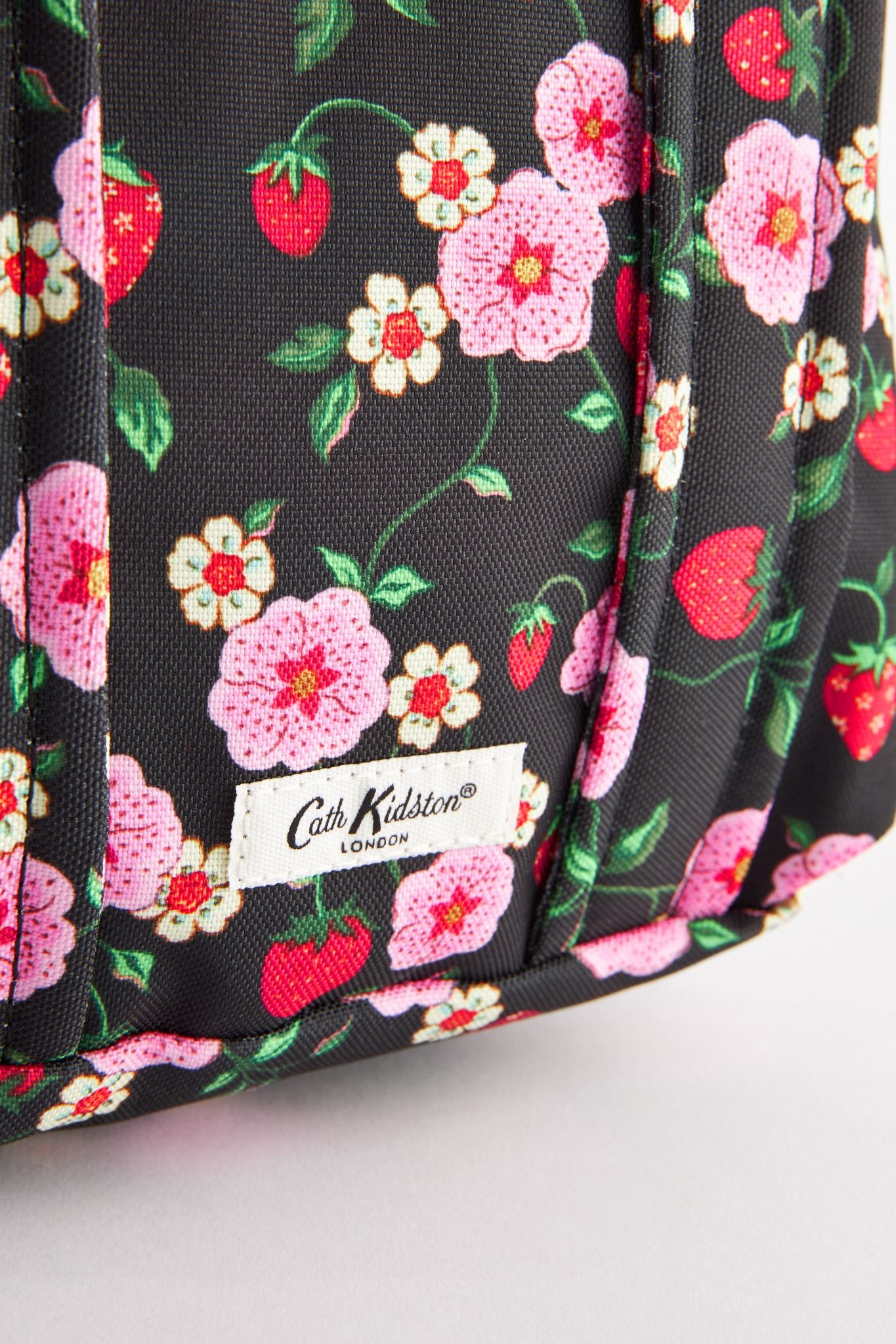Túi đeo chéo/Travel Crossbody - Strawberry - Đen