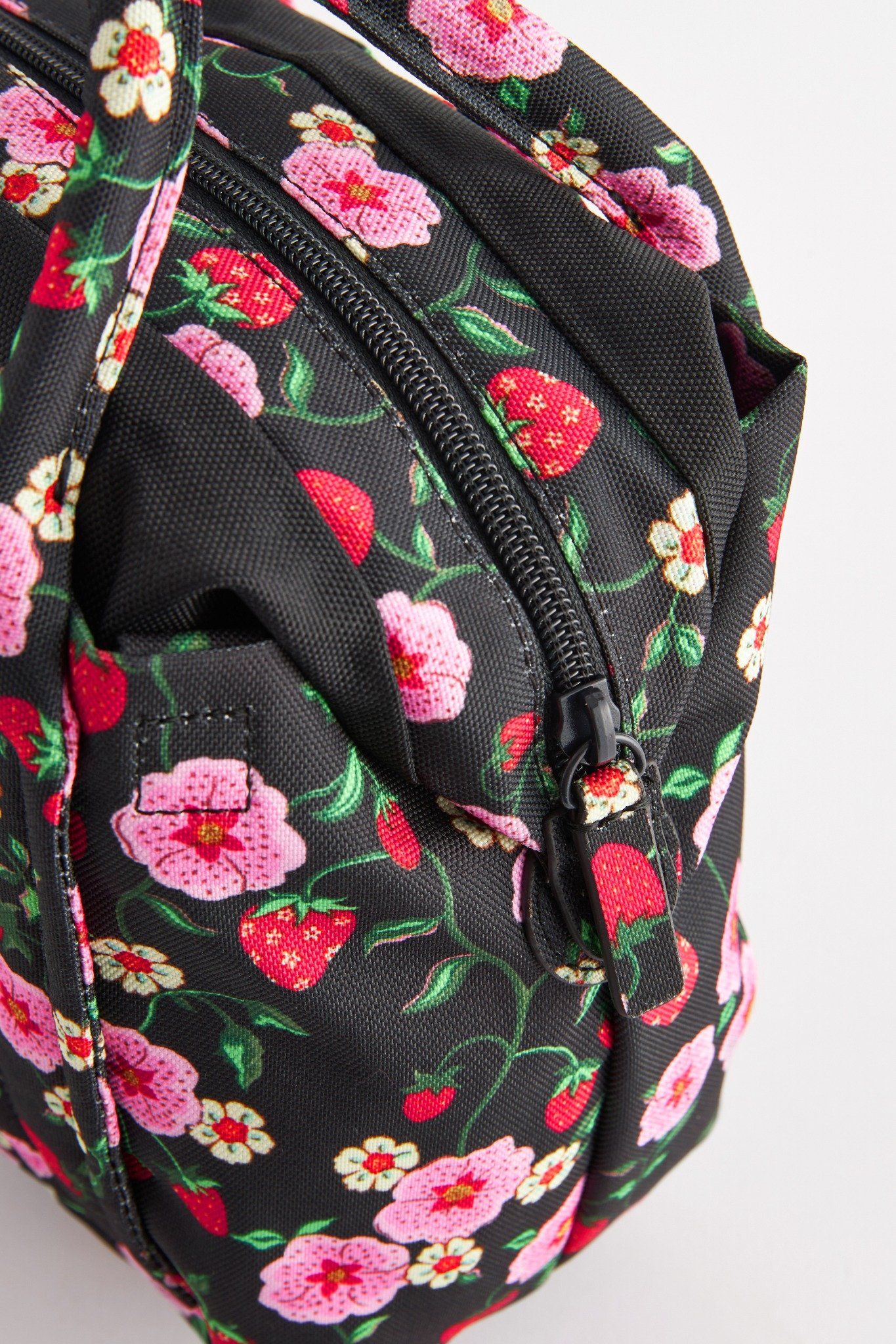 Túi đeo chéo/Travel Crossbody - Strawberry - Đen