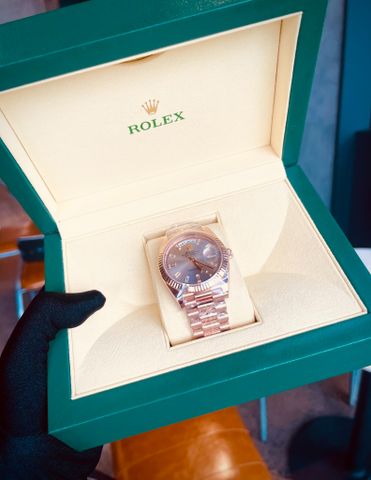  Đồng Hồ Rolex Day-Date 40 228235 Mặt Số Sundust - Cọc số Kim Cương 