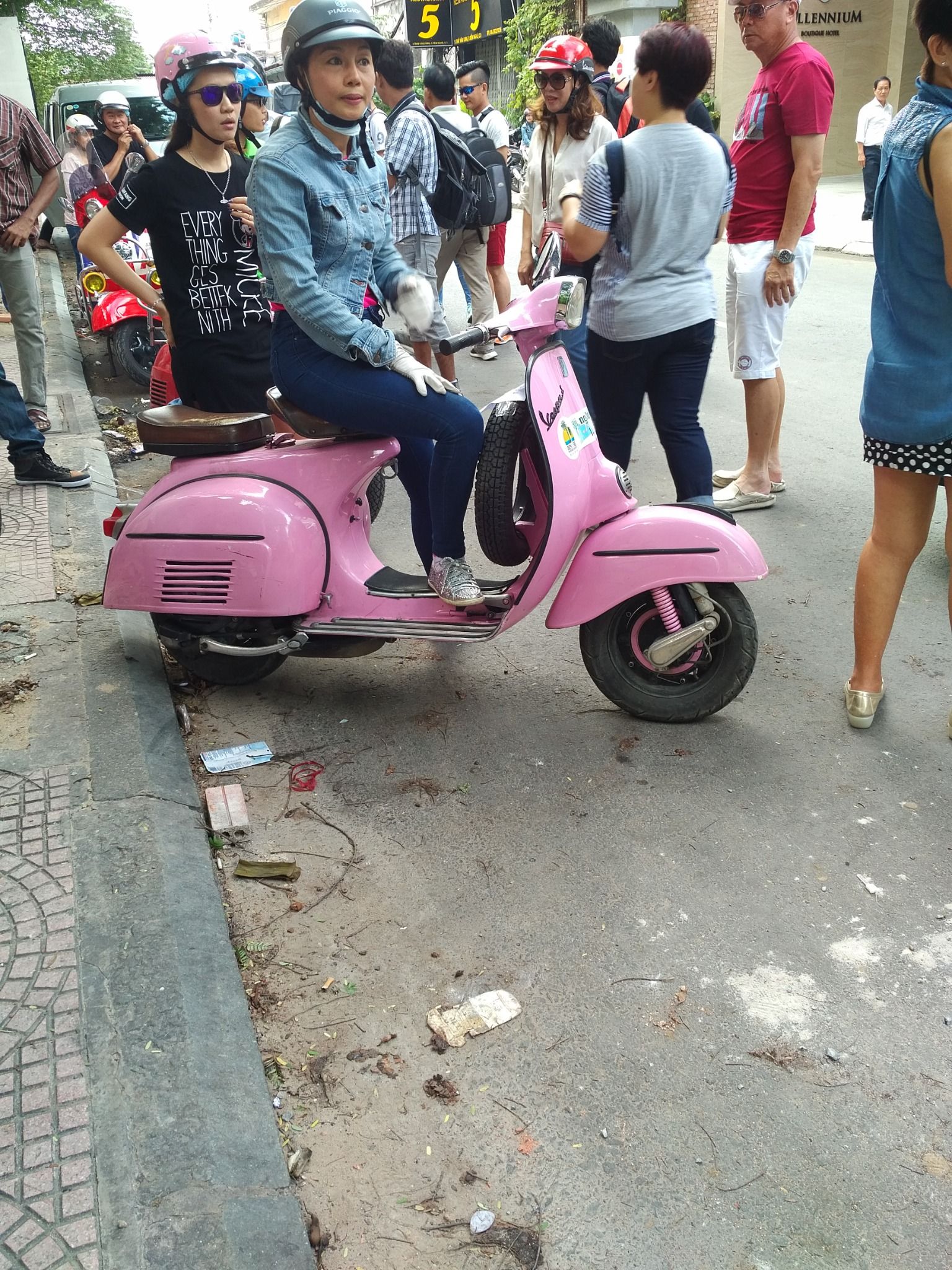 VESPA TOUR – THE GLIMPSE OF THE SAIGON