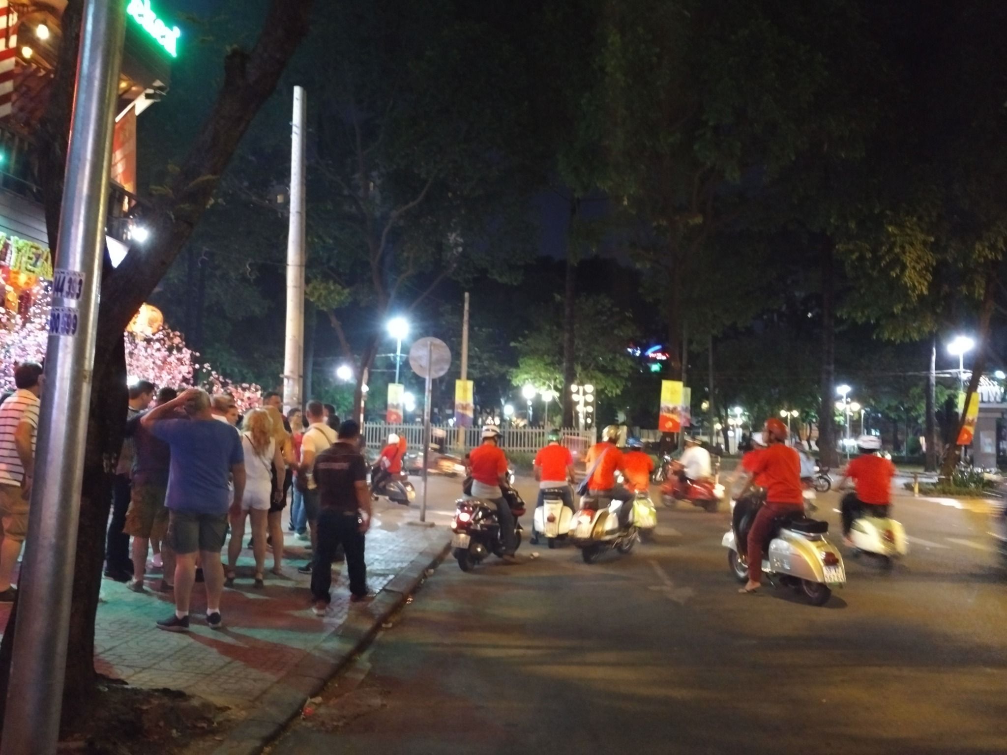 VESPA TOUR – SAIGON AFTER DARK