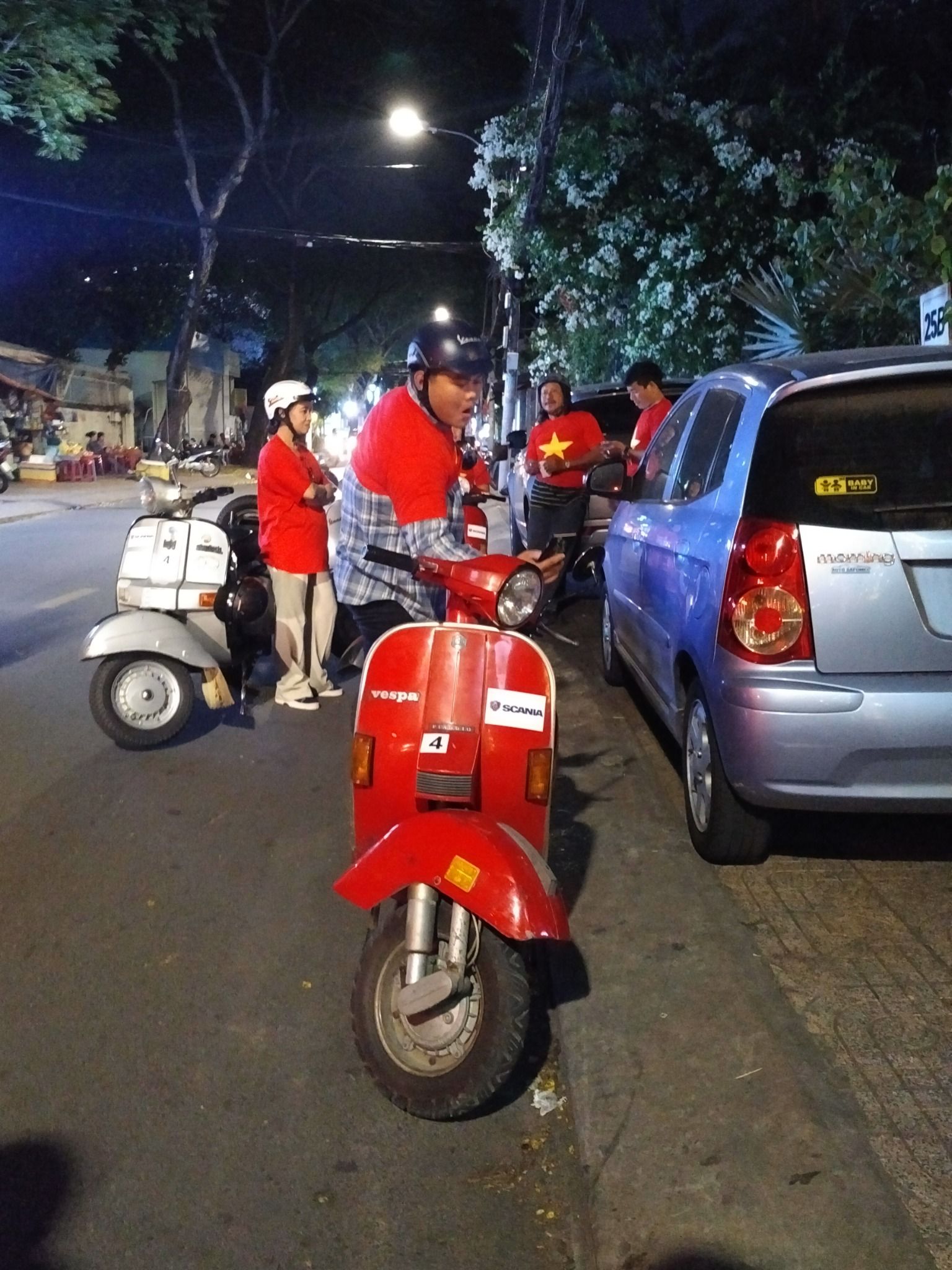 VESPA TOUR – SAIGON AFTER DARK