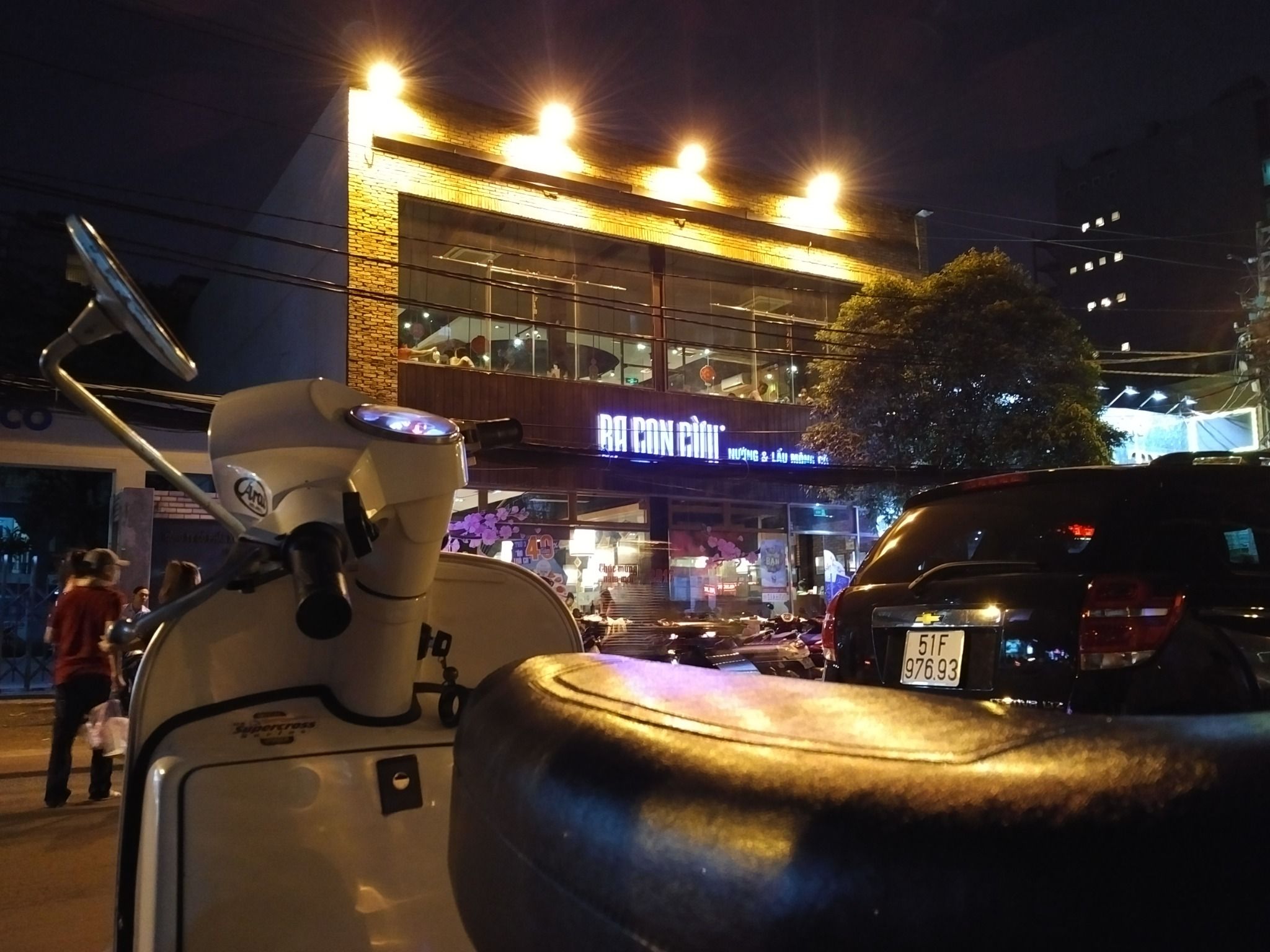 VESPA TOUR – SAIGON AFTER DARK