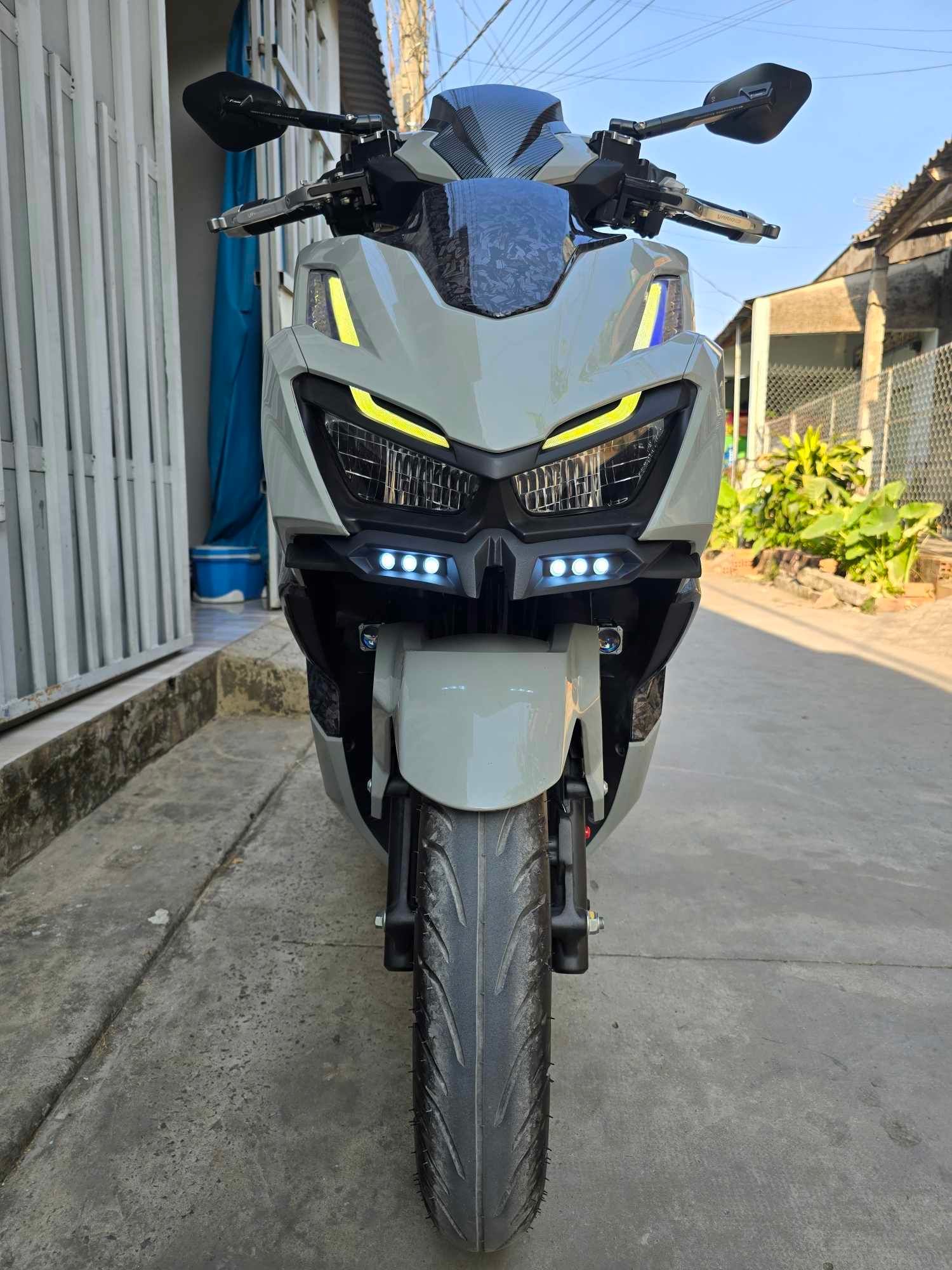Cánh gió đầu đèn Vario 160