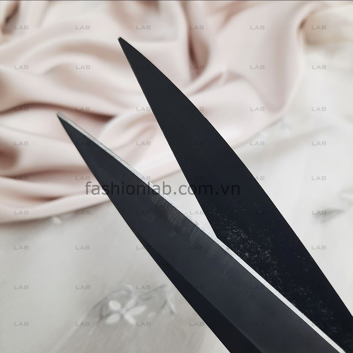 Kéo cắt may thép đen bám vải, chống trượt cho vải lụa, satin #010103