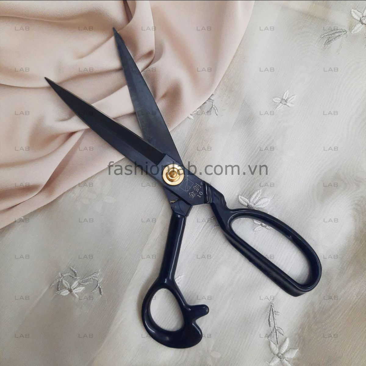 Kéo cắt may thép đen bám vải, chống trượt cho vải lụa, satin #010103