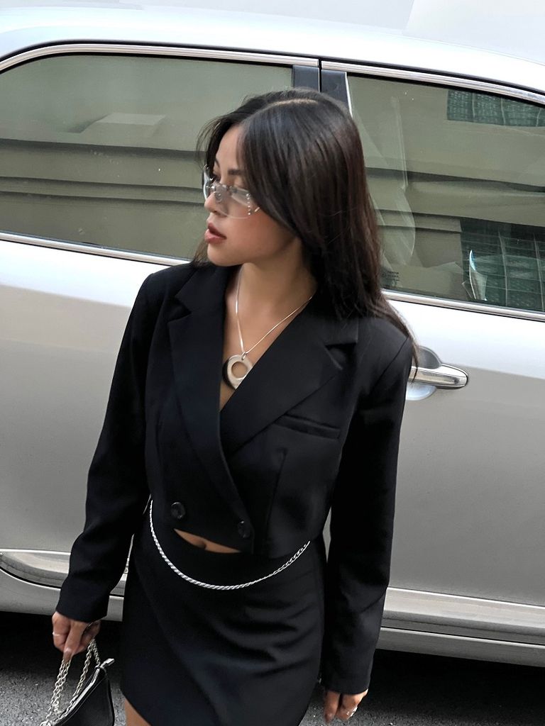 Áo blazer Kaylar Blazer màu đen dáng ngắn, chất liệu dày dặn - Uni By Heart