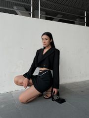 Áo blazer Kaylar Blazer màu đen dáng ngắn, chất liệu dày dặn - Uni By Heart