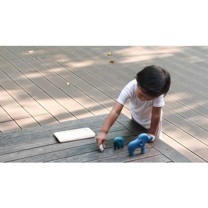 Câu đố con voi trong gỗ cao su