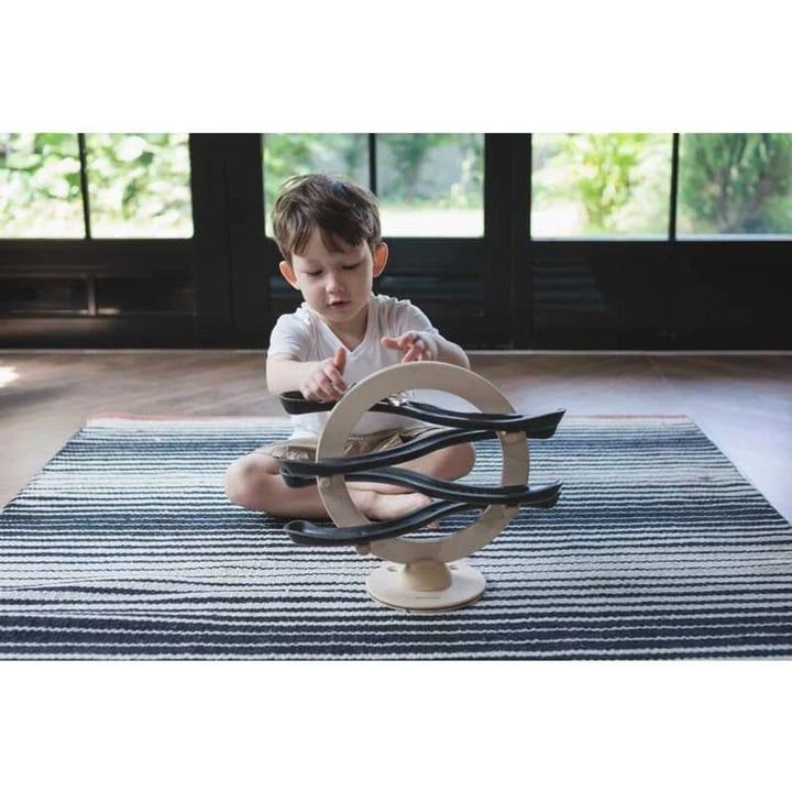 Đường chạy bằng đá cẩm thạch bằng gỗ có tiếng click-clack cong
