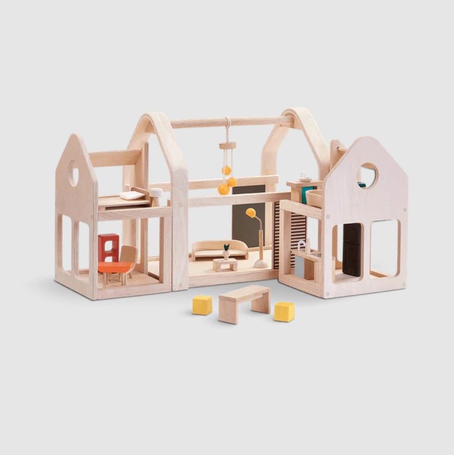 Nhà búp bê bằng gỗ cao su với đồ nội thất