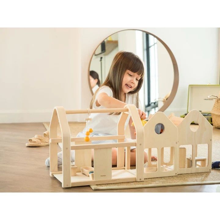 Nhà búp bê bằng gỗ cao su với đồ nội thất