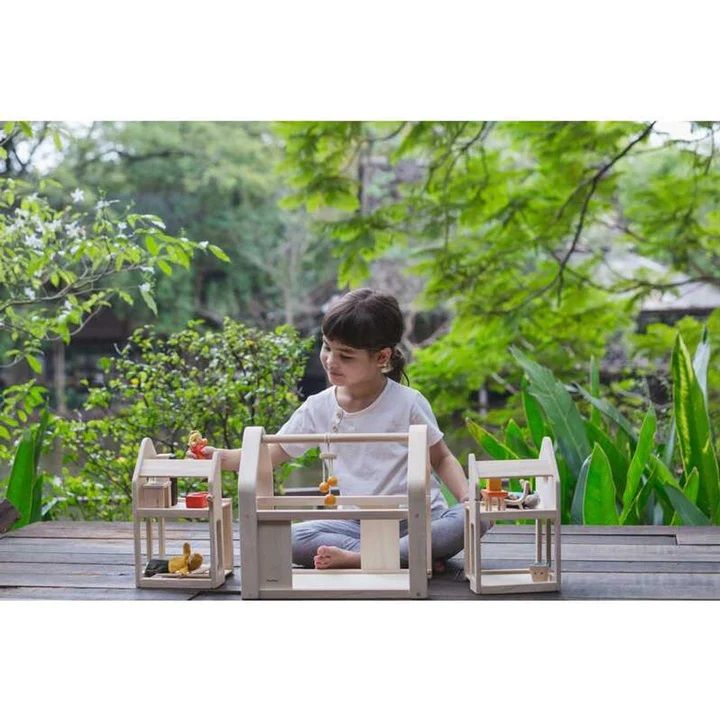Nhà búp bê bằng gỗ cao su với đồ nội thất