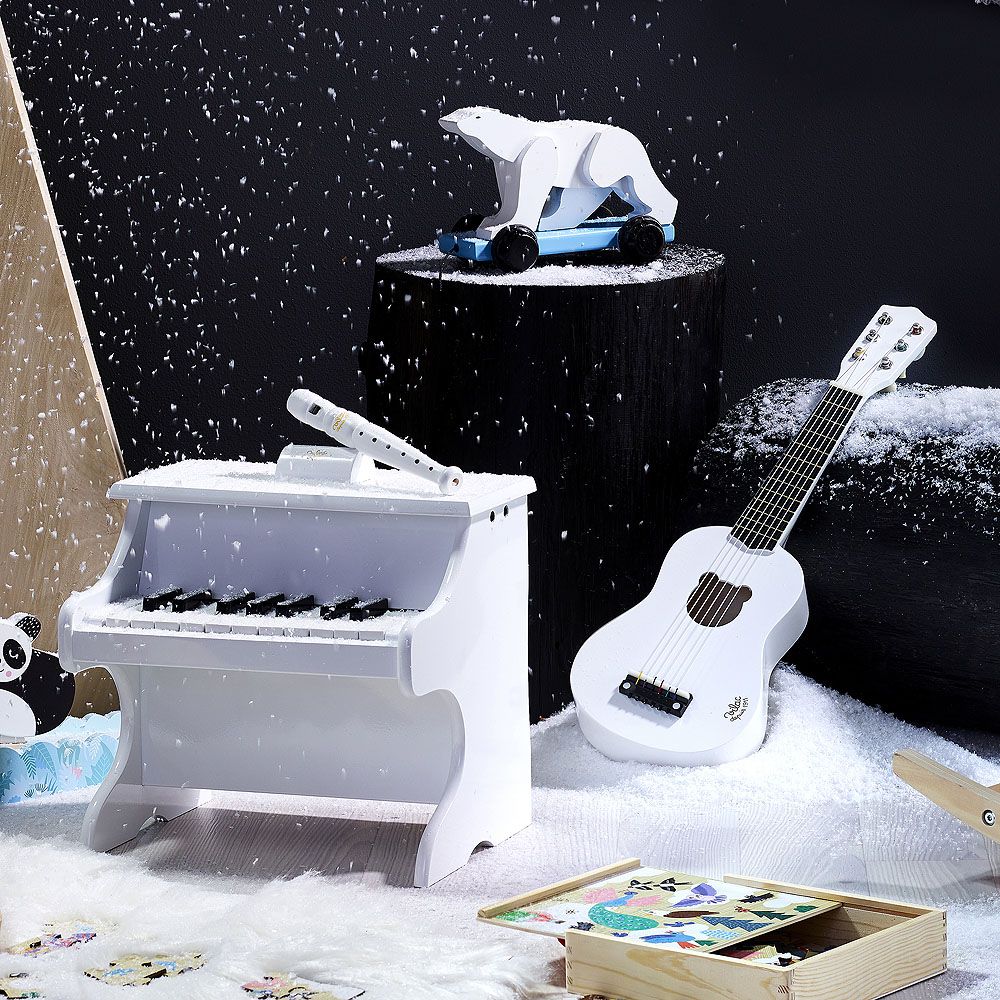 Đàn piano màu trắng bằng gỗ có điểm số