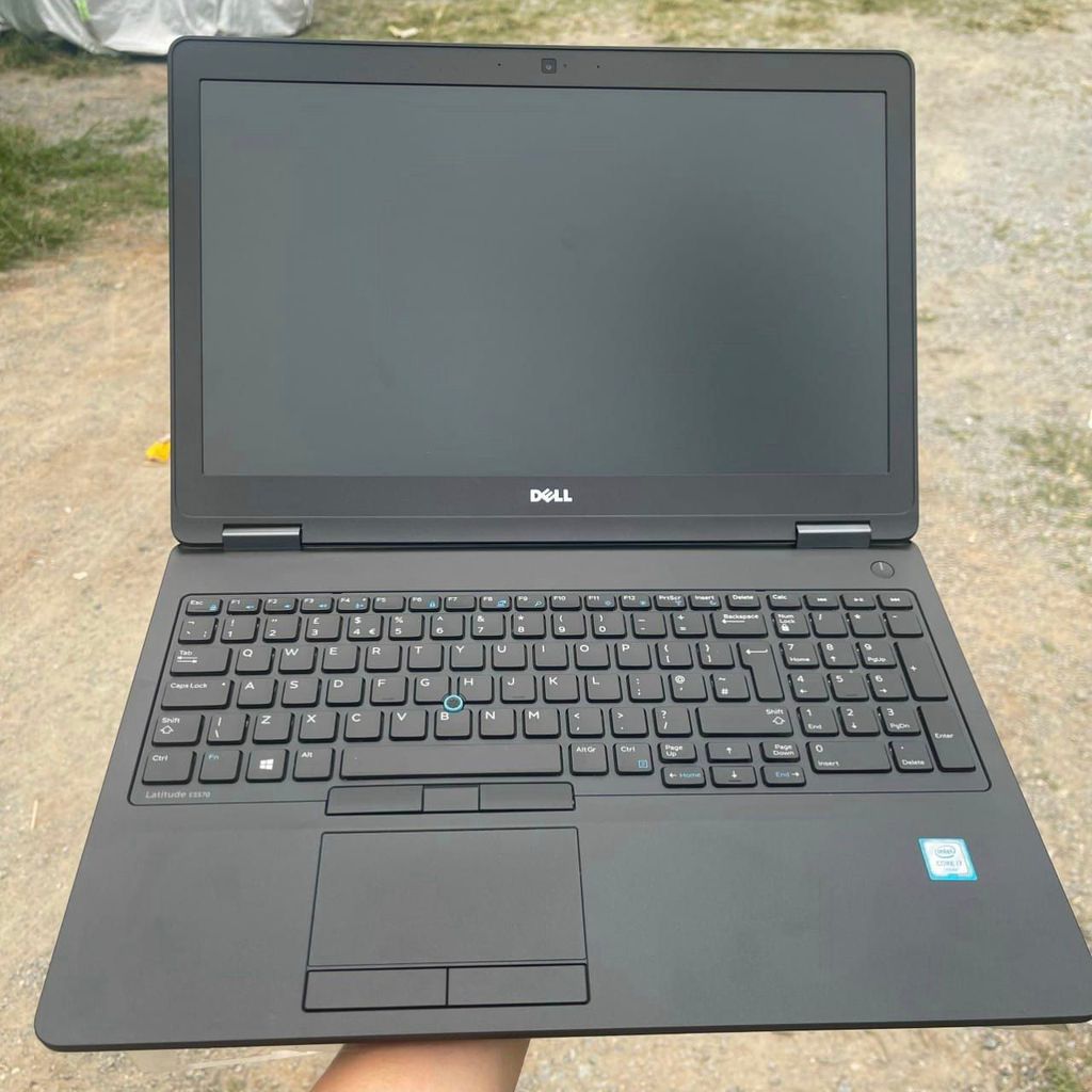 Dell Latitude E 5570   Core i7  6820HQ   - 8Gb -SSD 256 - 15,6