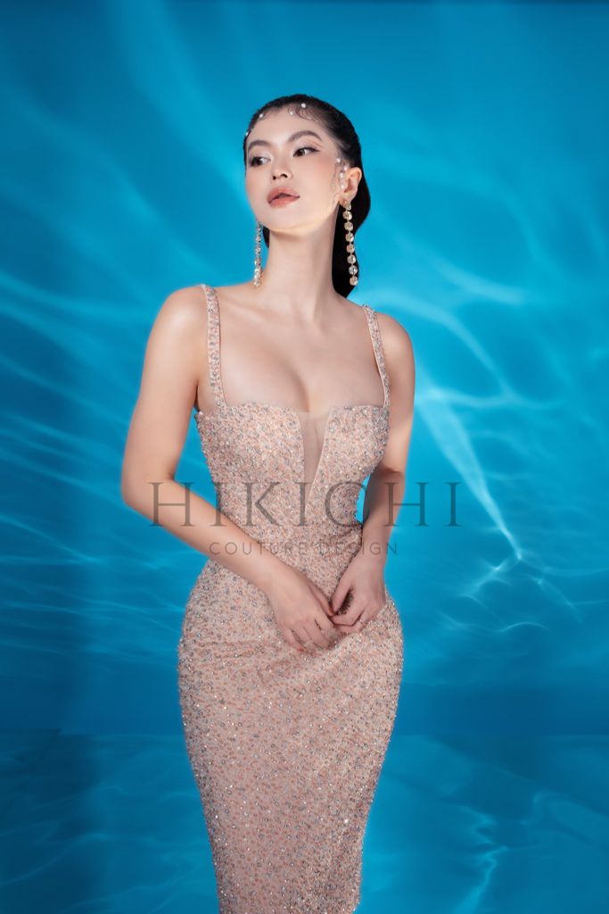 ĐẦM NUDE HAI DÂY DÁNG BÚT CHÌ SEQUIN ĐÍNH ĐÁ PHA LÊ