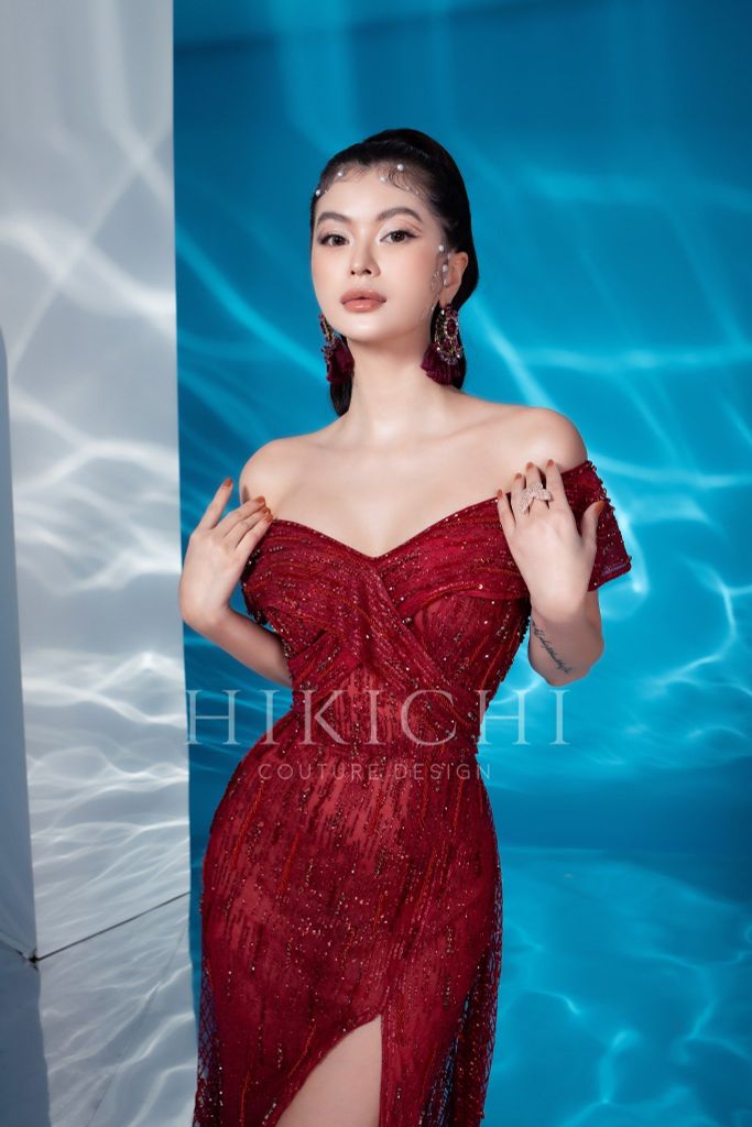 ĐẦM SEQUIN TRỄ VAI XẺ TÀ ĐÍNH CƯỜM PHA LÊ ĐỎ