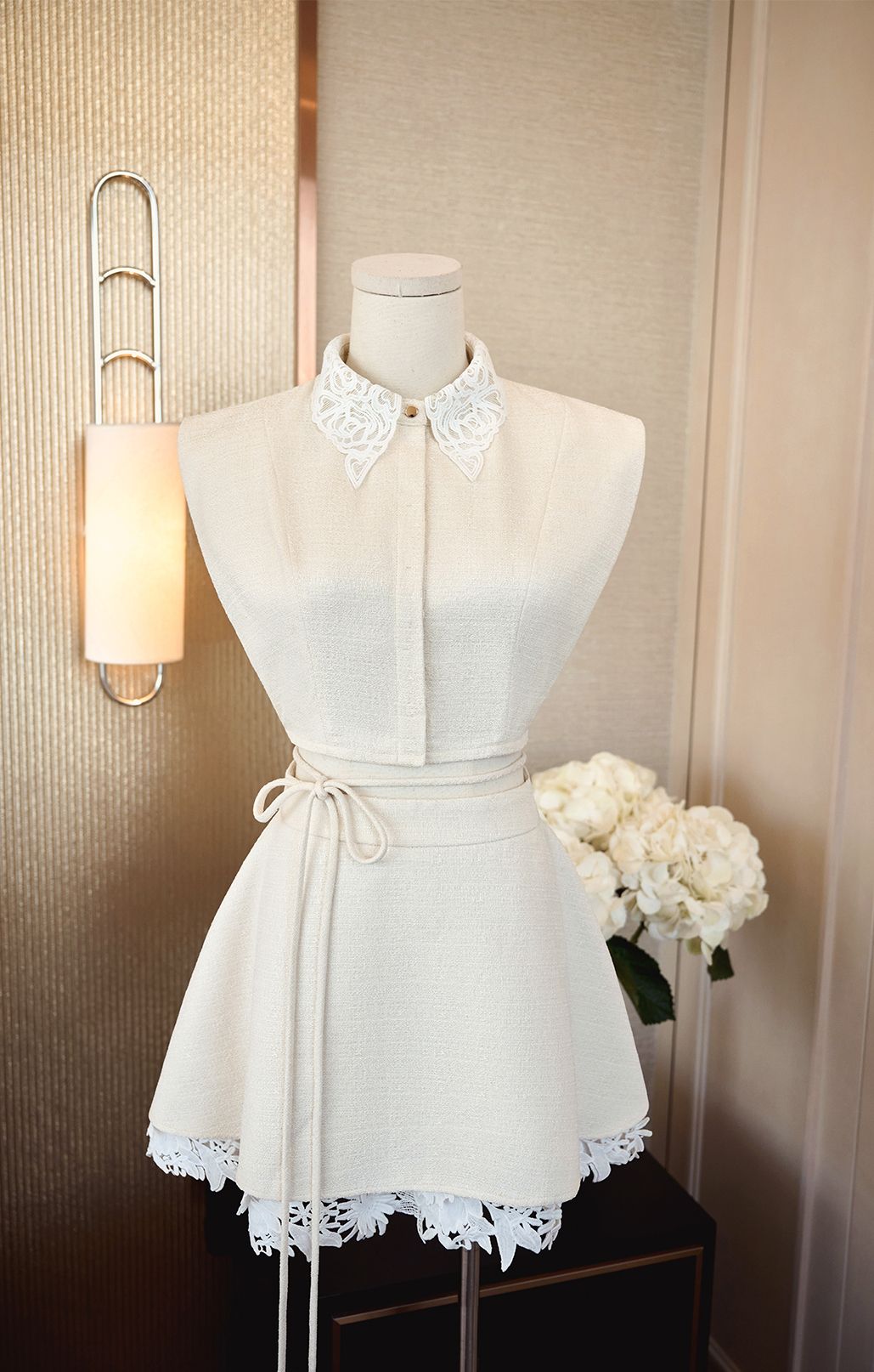 SET ÁO CỔ LÁ REN CUT OUT LƯNG - CHÂN VÁY DÁNG A LAI REN K CLOSET S1016S1017