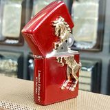  Zippo Ngựa 3D Mạ Bạc Nền Đỏ 