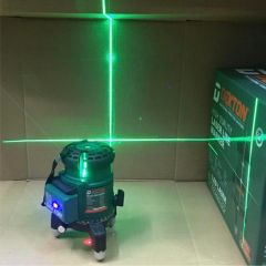 Máy cân bằng laser Dekton DK-LS0501 Sử dụng 5 tia xanh bao gồm 1 tia ngang, 1 tia dọi tâm và 4 tia đứng và có thể chiếu sáng liên tục trong 10 giờ nếu bật cả 5 tia
