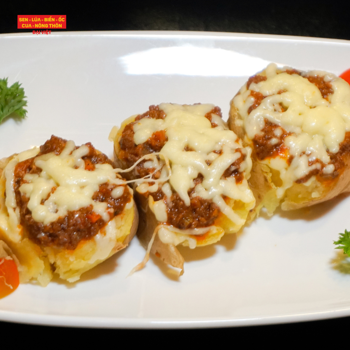  Baked Potato With Chili Con Carne & Cheese 