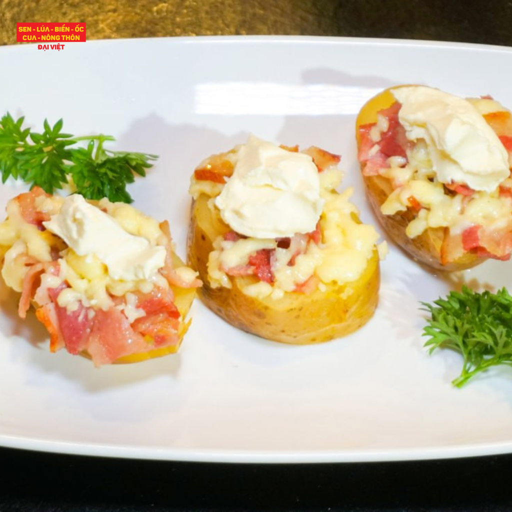  Baked Potato With Bacon, Cheese & Sour Cream 