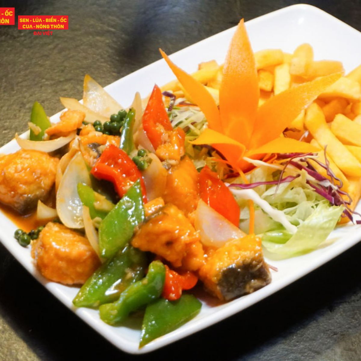 Pan-fried Shaking Salmon With Bell Pepper - Cá Hồi Lúc Lắc Ớt Chuông (Giá tính theo phần 200 gram)