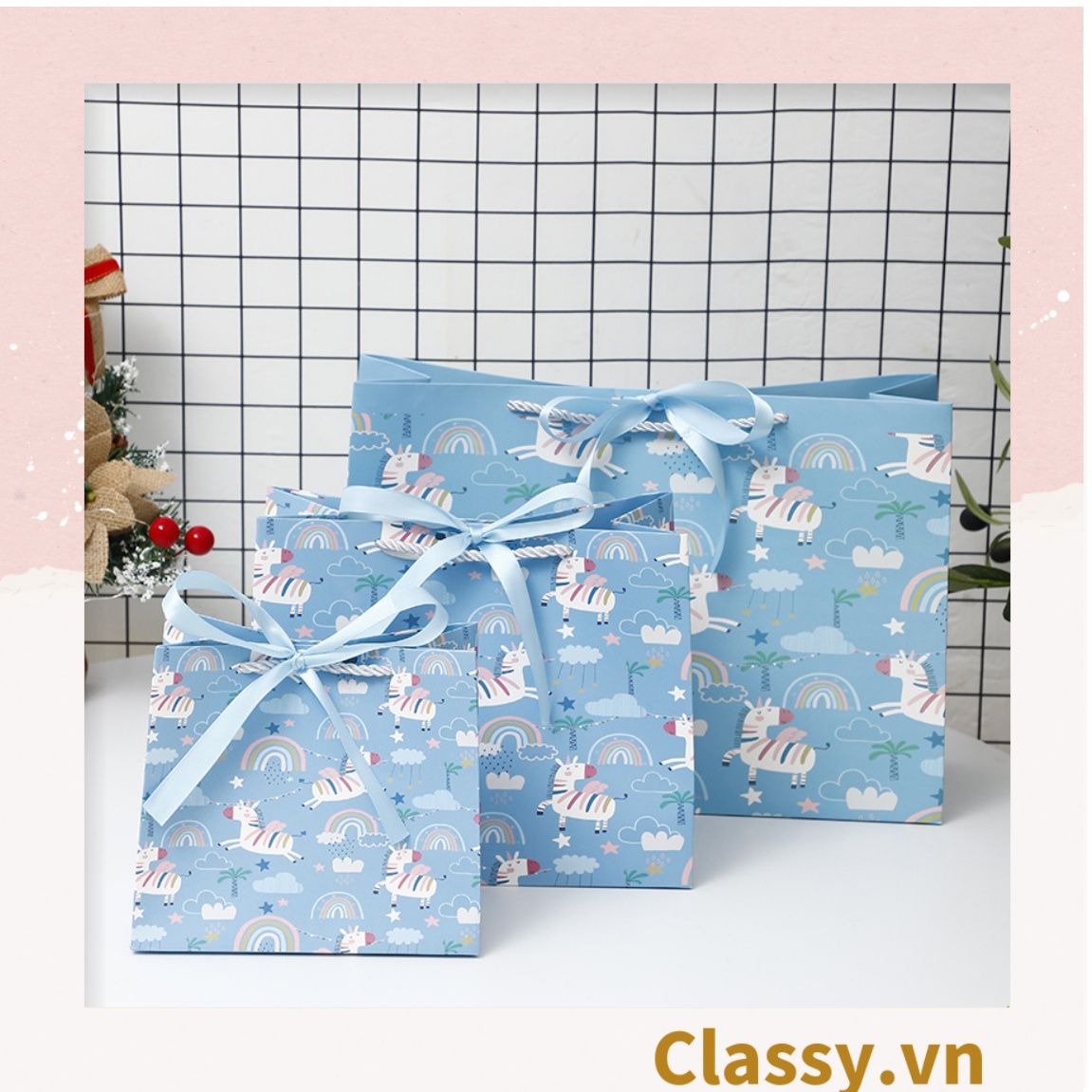 Q978 Túi giấy đựng quà dây quai dù dễ thương, nhiều kích cỡ cực xinh hình Kỳ lân màu hồng, đính ruy băng xám