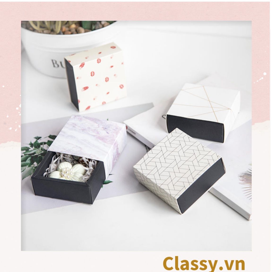 Hộp đựng quà hình vuông tự gấp dạng ngăn kéo; in chữ Merci làm quà tặng Q562
