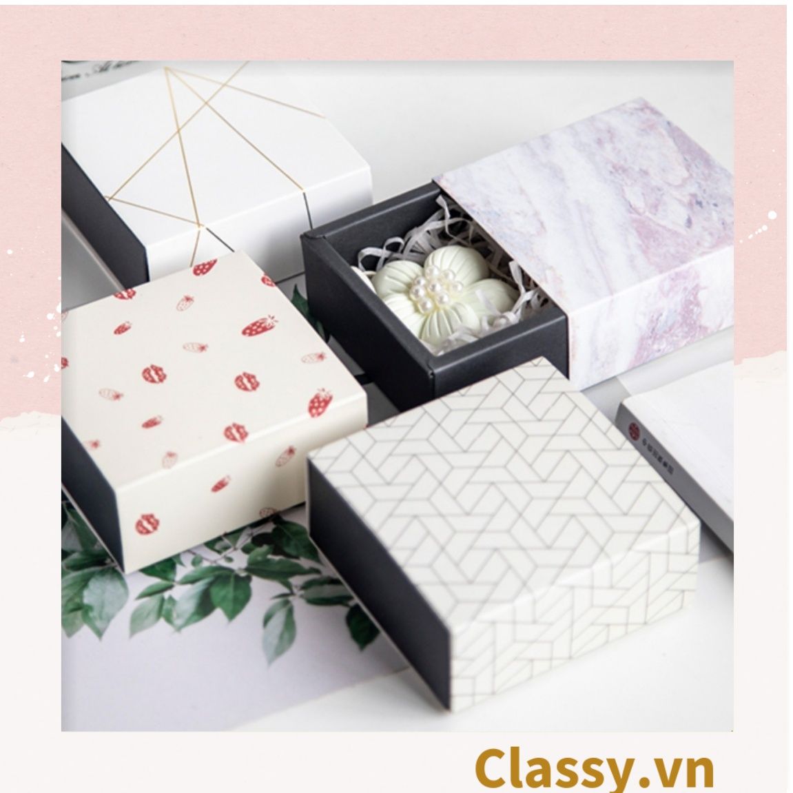 Hộp đựng quà hình vuông tự gấp dạng ngăn kéo; in chữ Merci làm quà tặng Q562