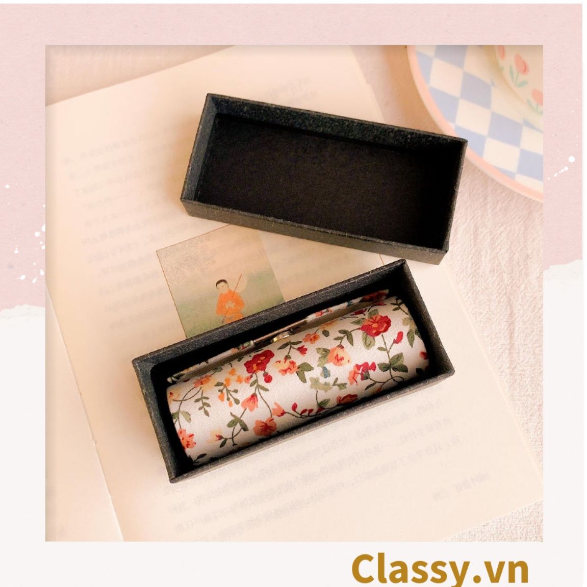 Hộp đựng son có gương , nắp gập bọc vải họa tiết hoa nhí vintage, kích thước 8,3X2,3X2,4cm Q579