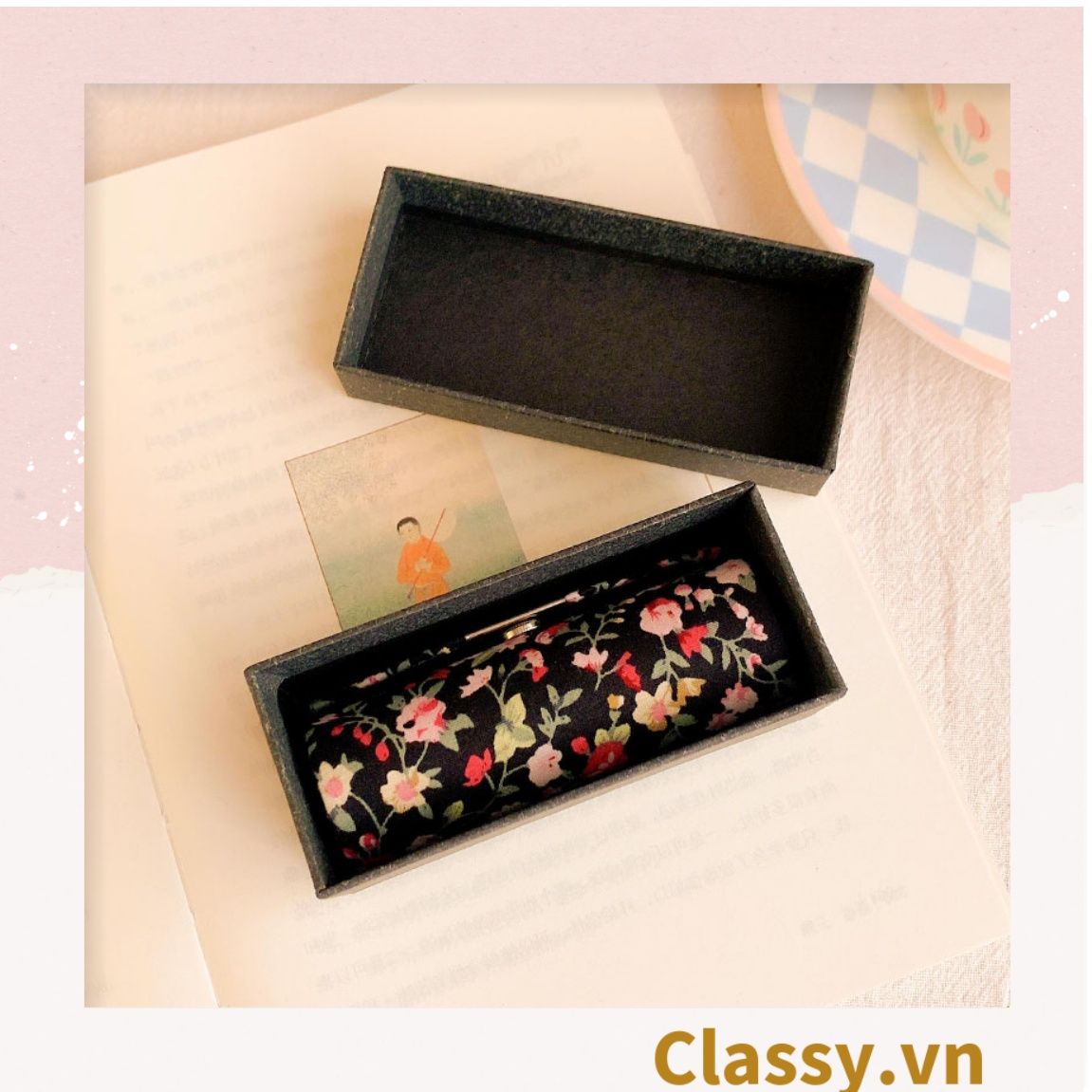 Hộp đựng son có gương , nắp gập bọc vải họa tiết hoa nhí vintage, kích thước 8,3X2,3X2,4cm Q579