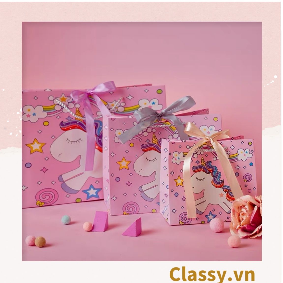 Q978 Túi giấy đựng quà dây quai dù dễ thương, nhiều kích cỡ cực xinh hình Kỳ lân màu hồng, đính ruy băng xám