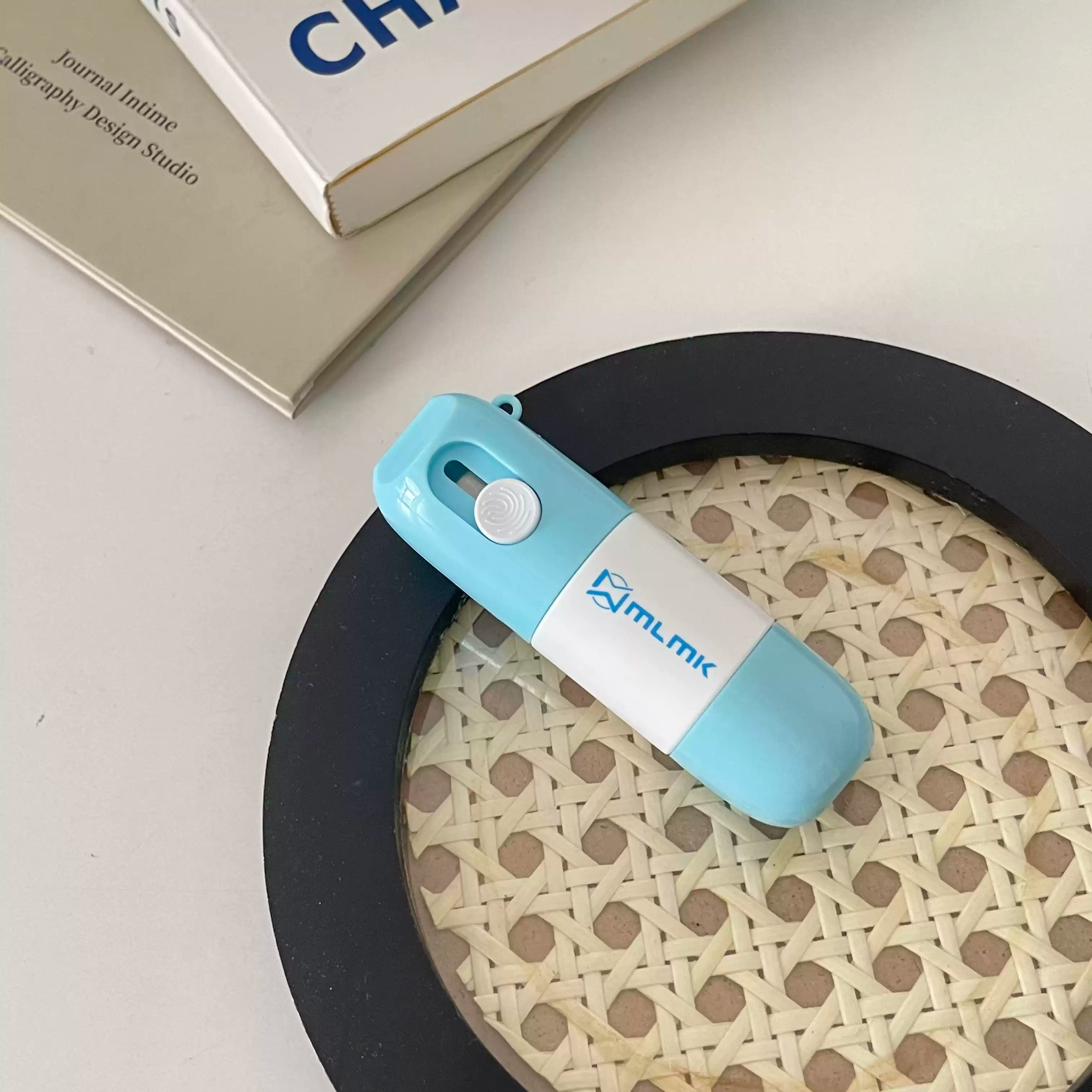 BÚT XÓA THÔNG TIN ĐƠN HÀNG KÈM DAO RỌC GIẤY MINI PK1764, có thể thay lõi