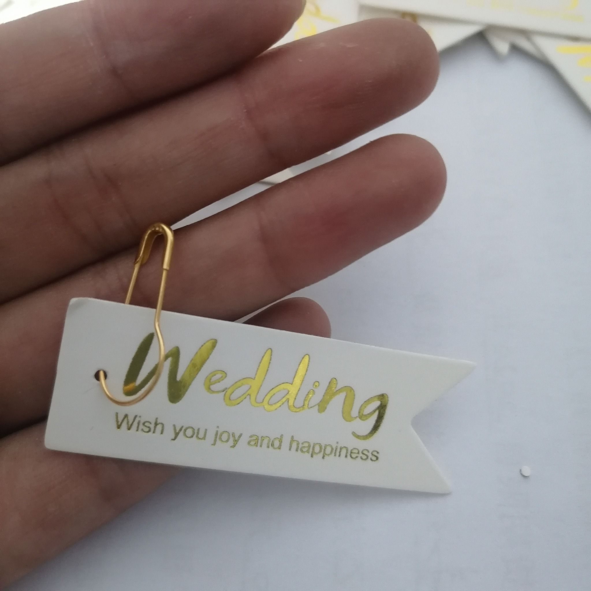 01 thẻ tag & 01 kim băng đi kèm túi quà, hộp quà trang trí cho món quà thêm sinh động Q10001