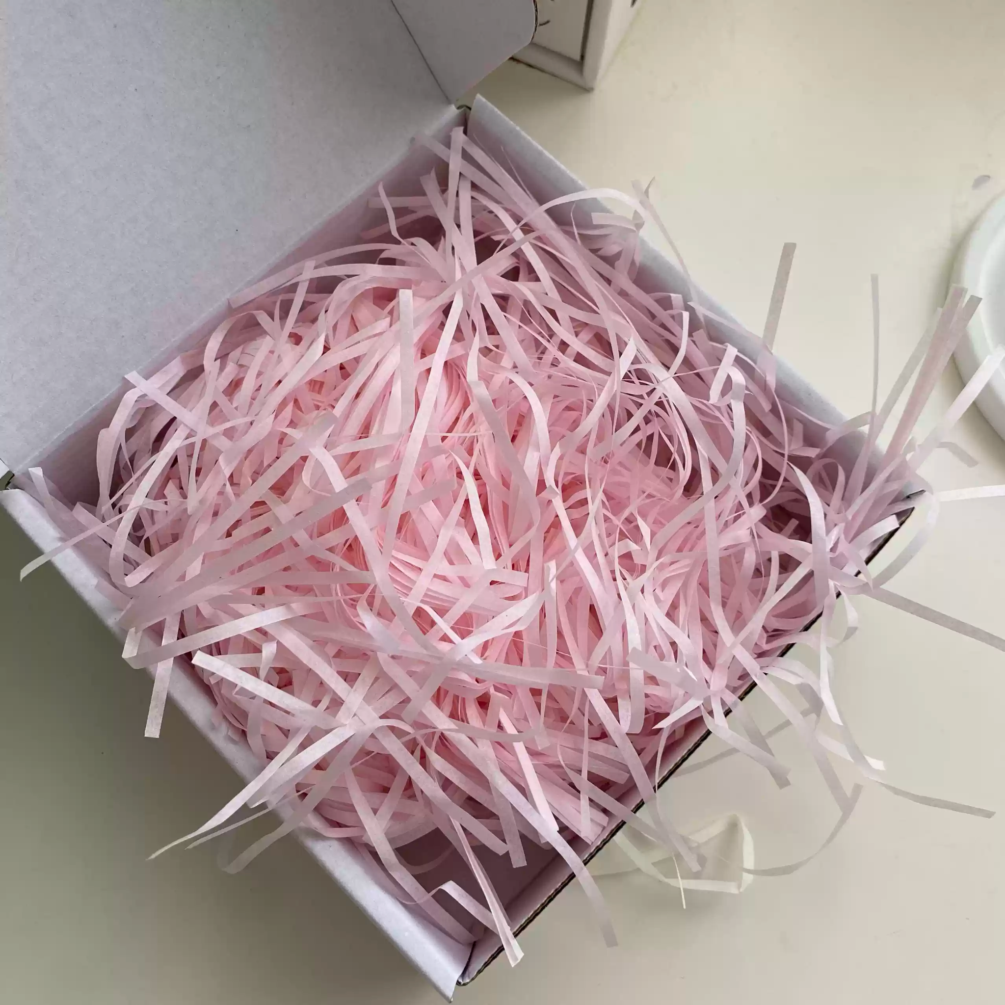 Giấy trang trí hộp quà, lót chống shock trong hộp quà tặng dạng sợi raffia nhiều màu