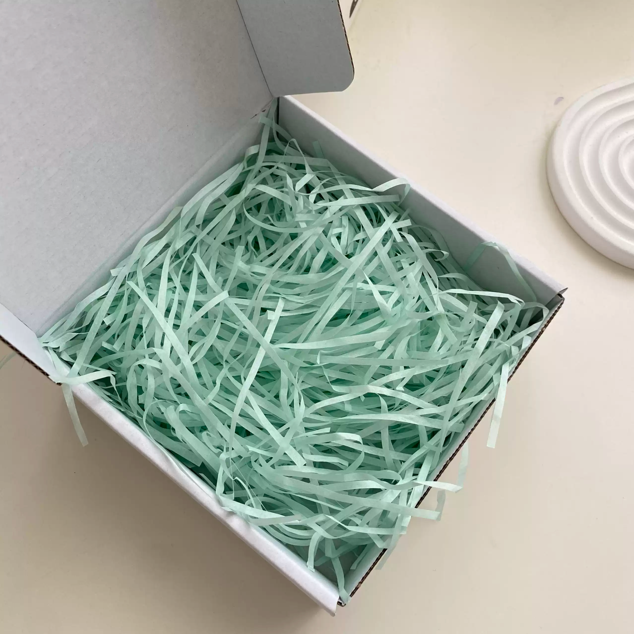 Giấy trang trí hộp quà, lót chống shock trong hộp quà tặng dạng sợi raffia nhiều màu