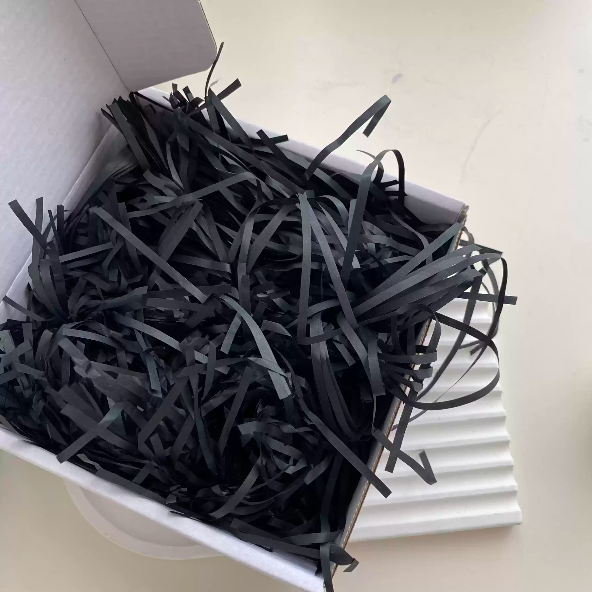 Giấy trang trí hộp quà, lót chống shock trong hộp quà tặng dạng sợi raffia nhiều màu